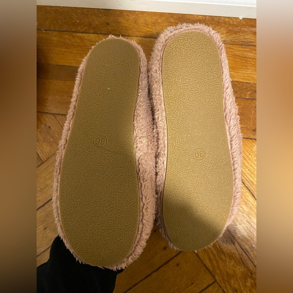 Girls slippers size 30 great condition - Picture 2 of 2